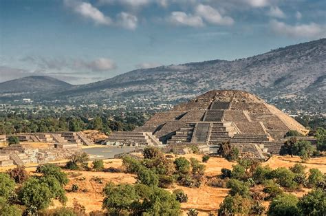 Le Grand Concile de Teotihuacan: Convergence des Astronomes Maya et des Philosophes Toltecques,  Époques Précolombiennes et Début du Cycle Calendrique.